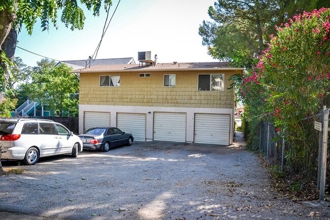 1025 Vine St in Paso Robles, CA - Foto de edificio - Building Photo