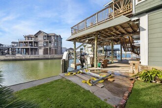 339 Admiral Cir in Tiki Island, TX - Building Photo - Building Photo