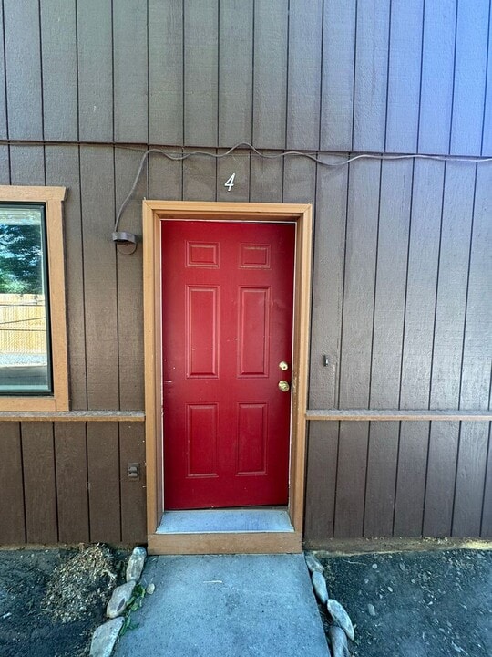 450 W 4th St in Rifle, CO - Building Photo