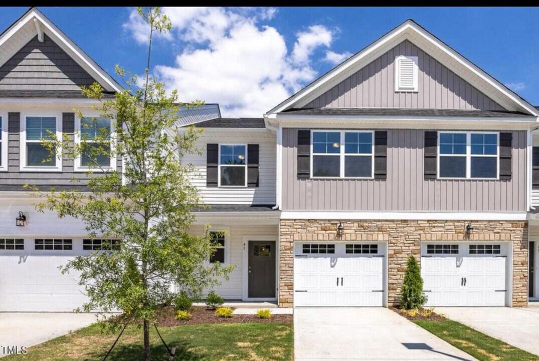 41 Village Edge Dr in Lillington, NC - Foto de edificio