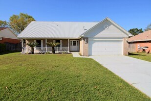 414 Whirlaway Ct in Crestview, FL - Building Photo