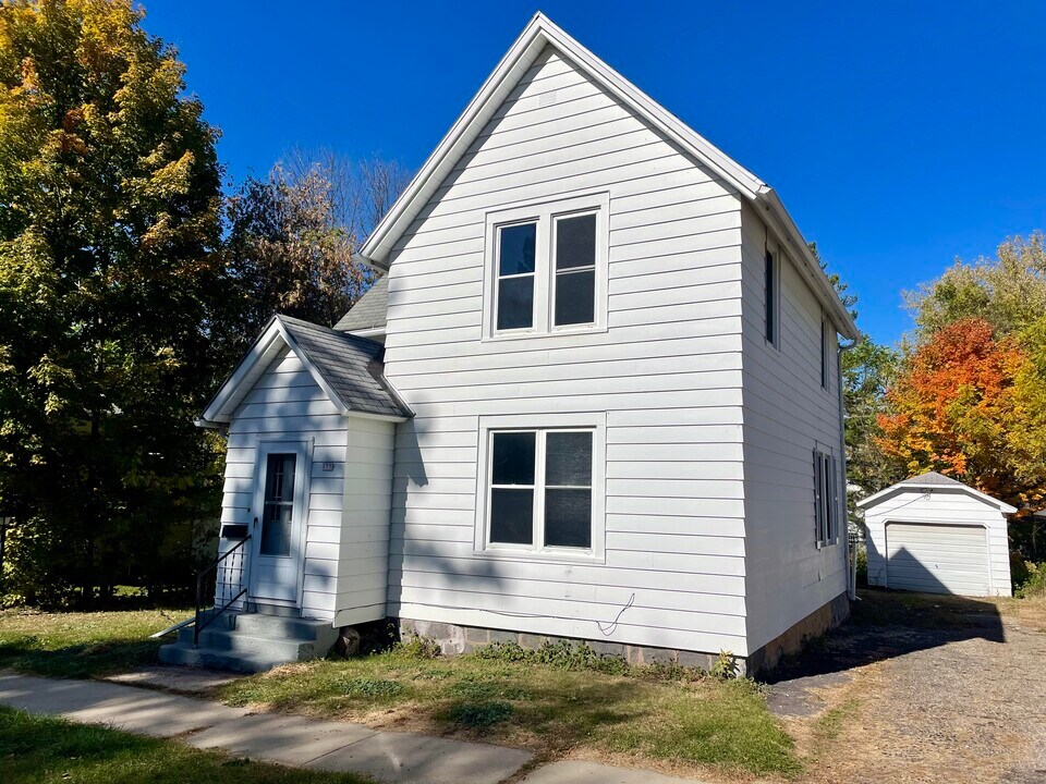 175 W Moore St in Berlin, WI - Foto de edificio