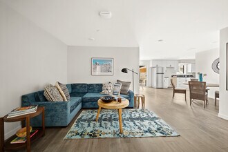 14209 1/2 Gilmore Street in Van Nuys, CA - Foto de edificio - Building Photo