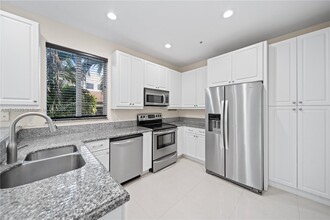 2951 Virginia St, Unit 2957 in Miami, FL - Building Photo - Building Photo