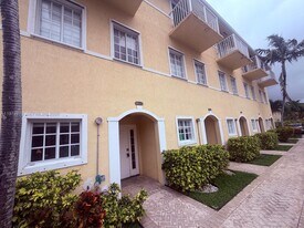 2064 NE 167th St in North Miami Beach, FL - Building Photo