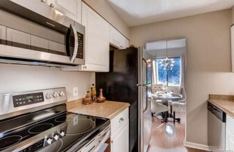 7995 E Mississippi Ave in Denver, CO - Foto de edificio - Building Photo