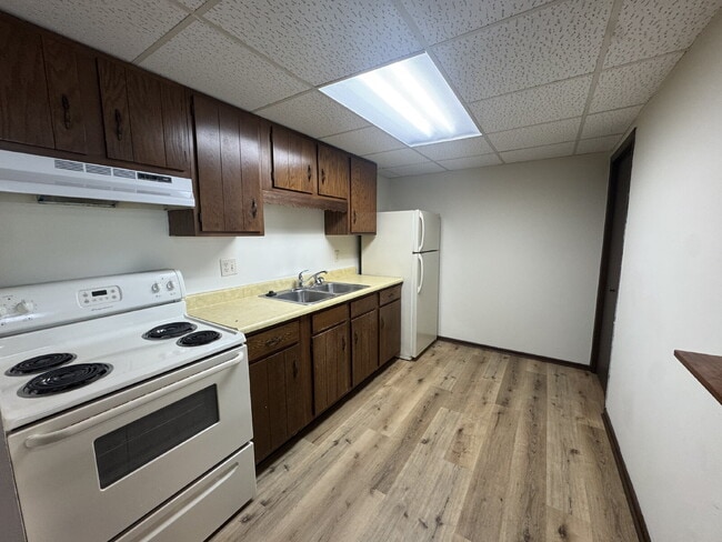 2406 Marquette Rd in Peru, IL - Foto de edificio - Building Photo