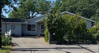 520 St Marks St in Redding, CA - Building Photo