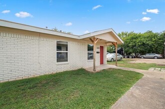 208 Hosack St in Arlington, TX - Building Photo - Building Photo