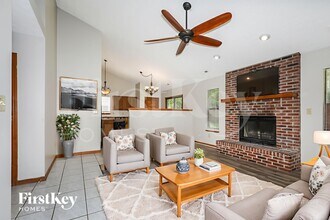 6824 Oak Lake Dr, Unit 149 in Indianapolis, IN - Foto de edificio - Building Photo