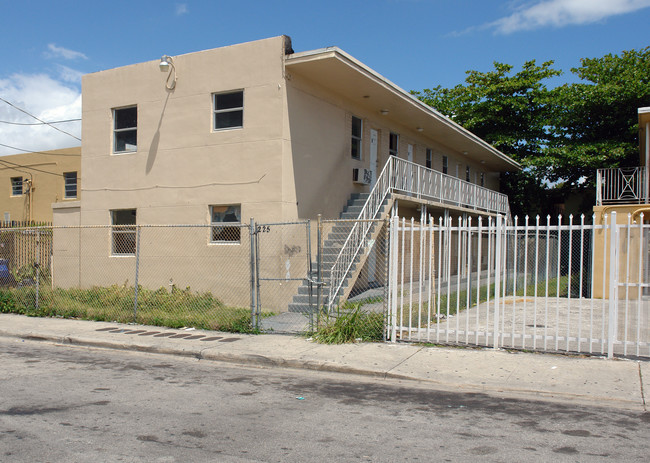 225 NW 16th St in Miami, FL - Building Photo - Building Photo