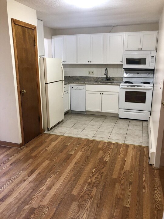 900 Lexington St in Waltham, MA - Building Photo