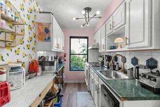 180 Christopher Columbus Dr in Jersey City, NJ - Building Photo - Building Photo