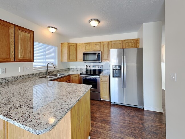 5069 S Vista Dr in Roy, UT - Building Photo - Building Photo