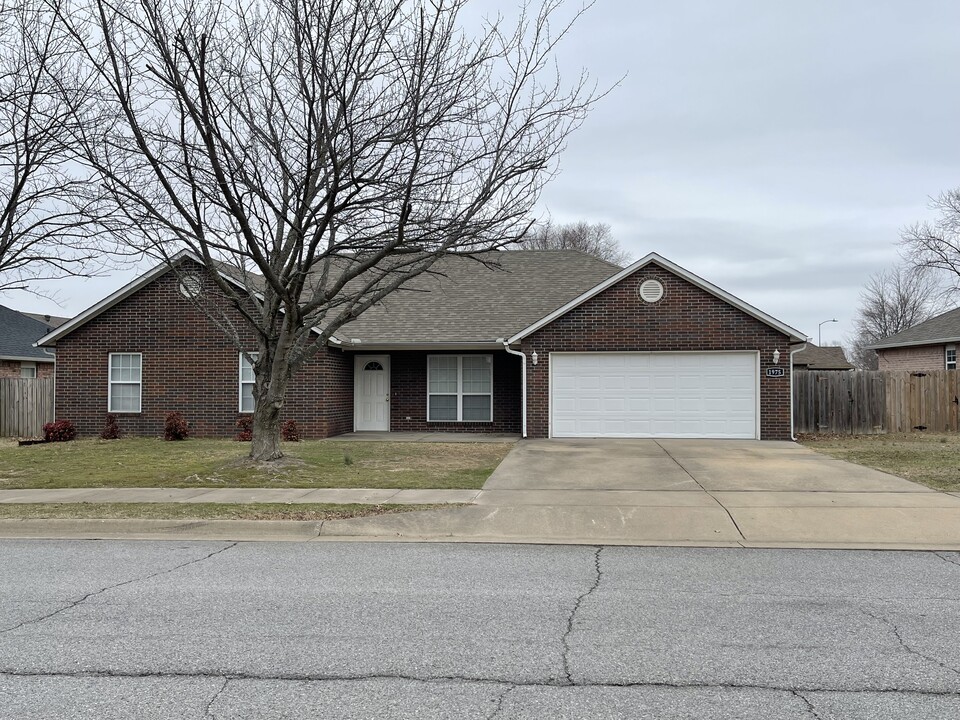 1975 Montclair Ave in Siloam Springs, AR - Building Photo