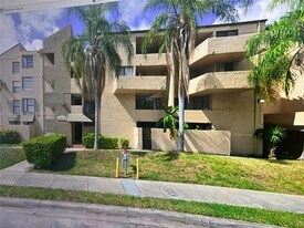 10500 SW 108th Ave in Miami, FL - Building Photo