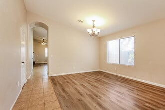 8026 S 48th Dr in Phoenix, AZ - Foto de edificio - Building Photo