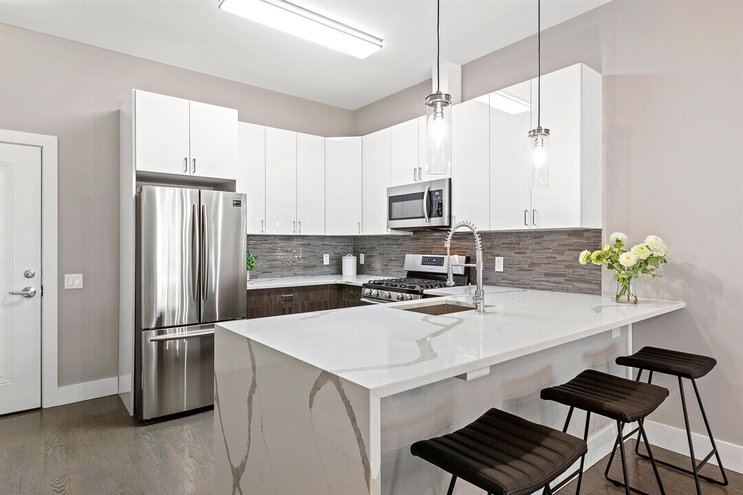 313 Pine St in Jersey City, NJ - Building Photo