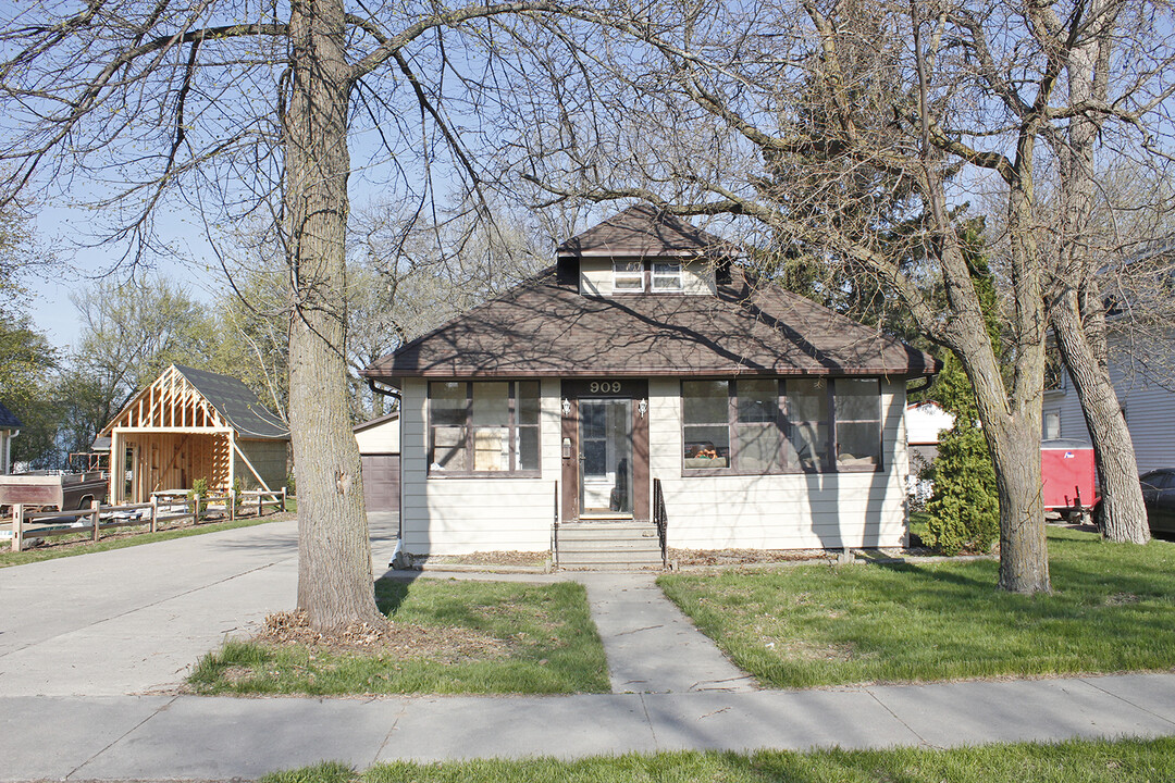 909 6th Ave in Brookings, SD - Foto de edificio