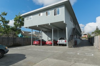 3156 Coolidge Ave in Oakland, CA - Foto de edificio - Building Photo