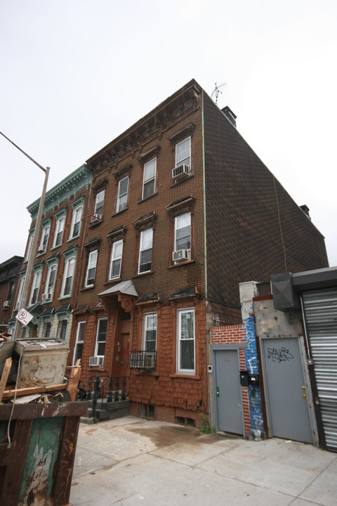 123 Troutman St in Brooklyn, NY - Building Photo