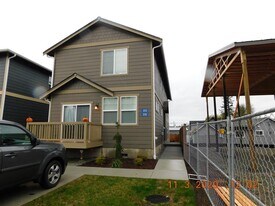 313-315 N Oak St in Burlington, WA - Building Photo