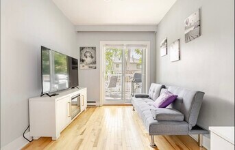 184 Dufferin Rue in Hampstead, QC - Building Photo - Building Photo