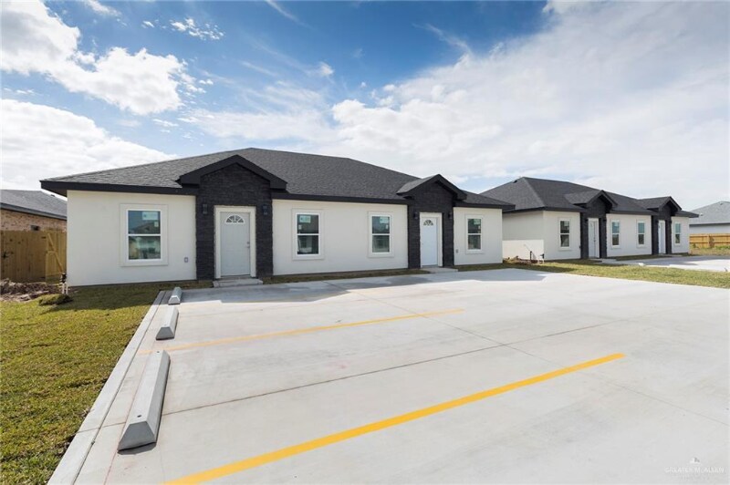 2423 N Vly Cir in La Feria, TX - Building Photo