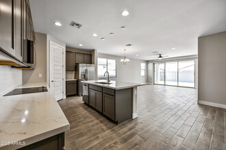 24137 W Hilton Ave in Buckeye, AZ - Foto de edificio - Building Photo