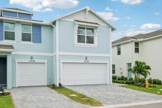 5730 SE Edgewater Cir in Stuart, FL - Building Photo - Building Photo