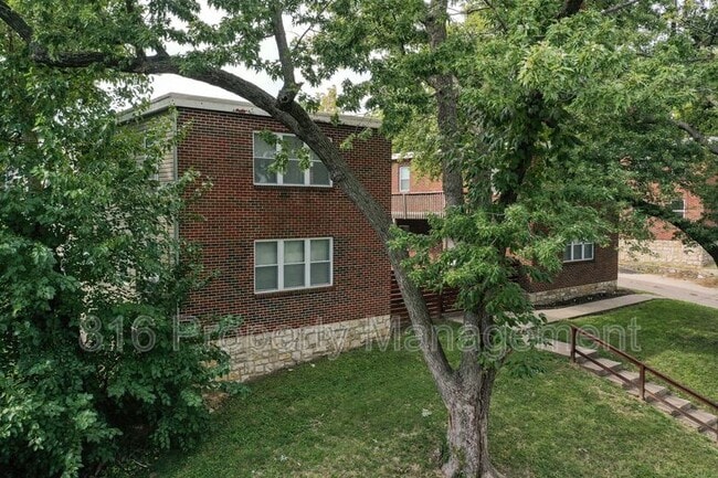 property at 1613 Everett Ave