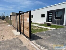 711 S Shore Dr in Port Isabel, TX - Building Photo