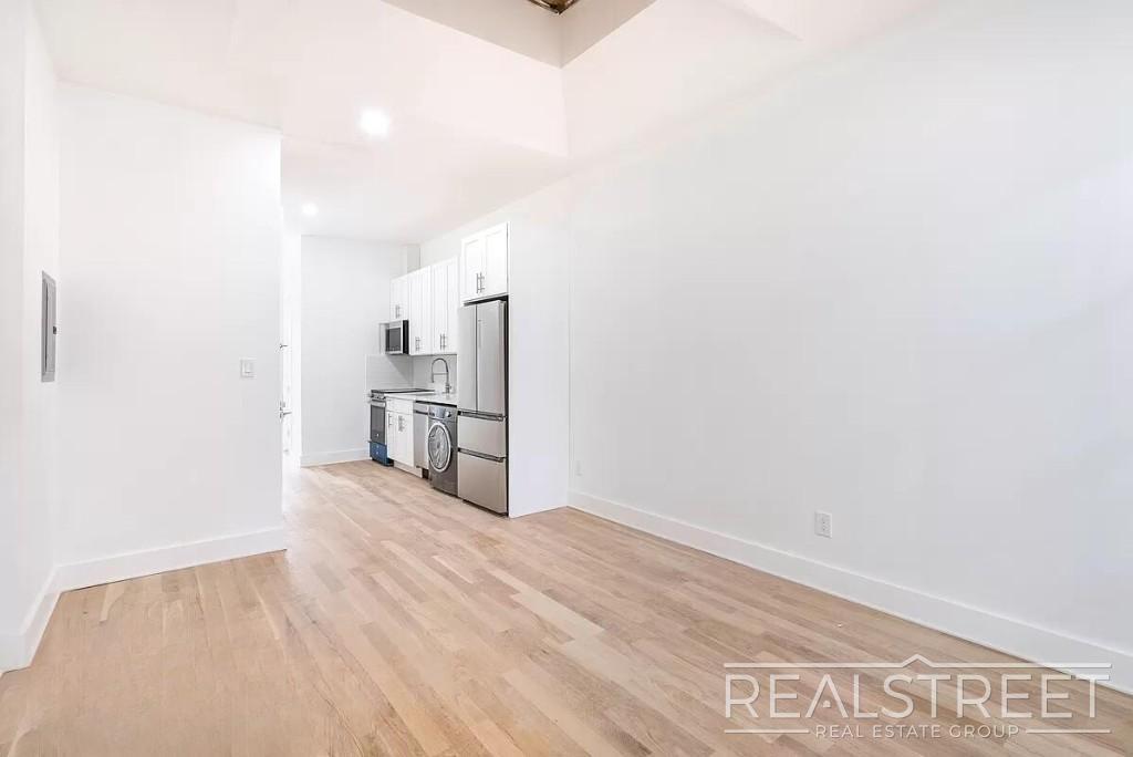 847 Knickerbocker Ave in Brooklyn, NY - Building Photo