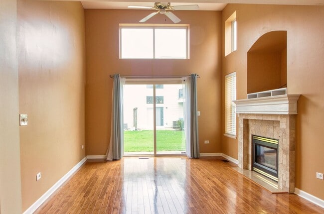 1160 Hawthorne Ln in Elk Grove Village, IL - Building Photo - Building Photo