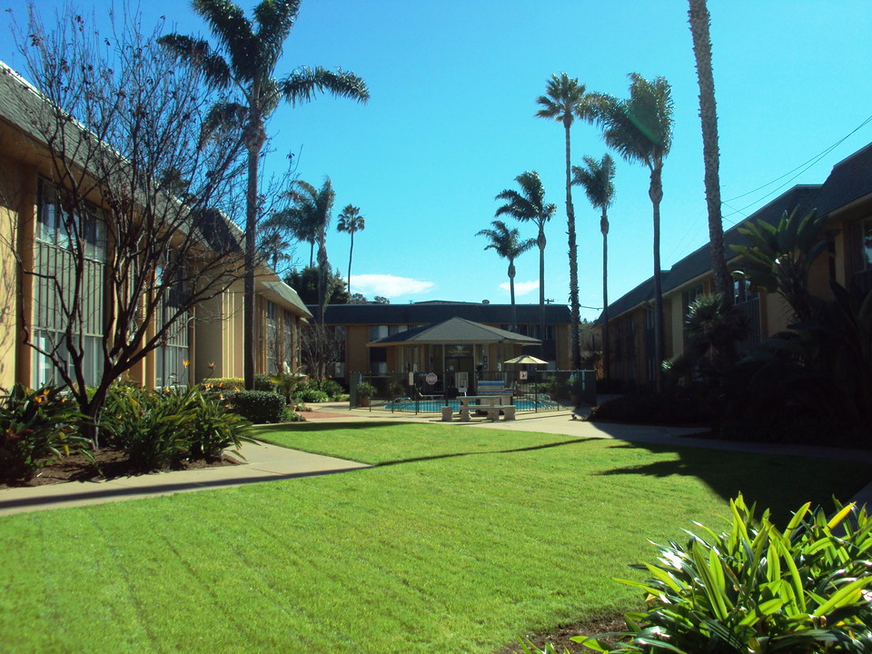 Pacific Breeze Apartments in San Diego, CA - Building Photo