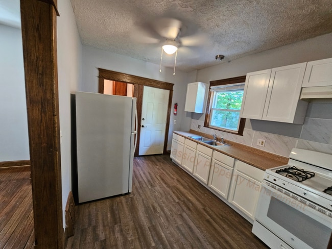 136 Hollinger Ave in Akron, OH - Building Photo - Building Photo