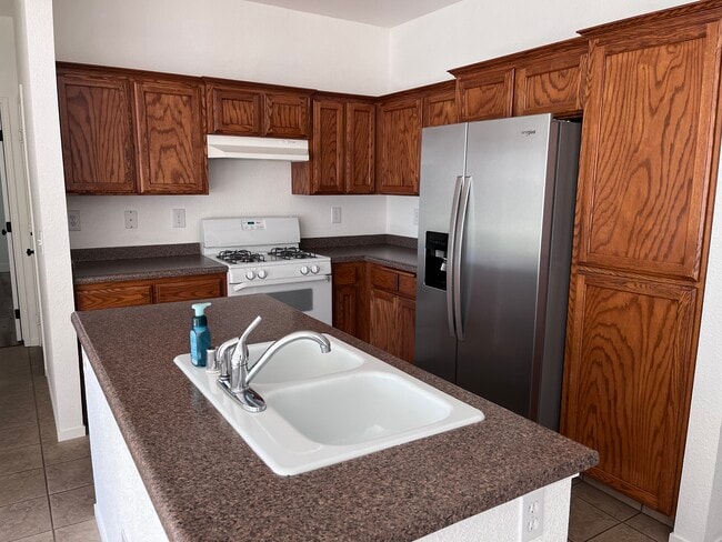1745 W Merritt St in Hanford, CA - Building Photo - Building Photo