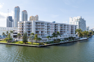 Les Pelicans in Sunny Isles Beach, FL - Building Photo - Building Photo