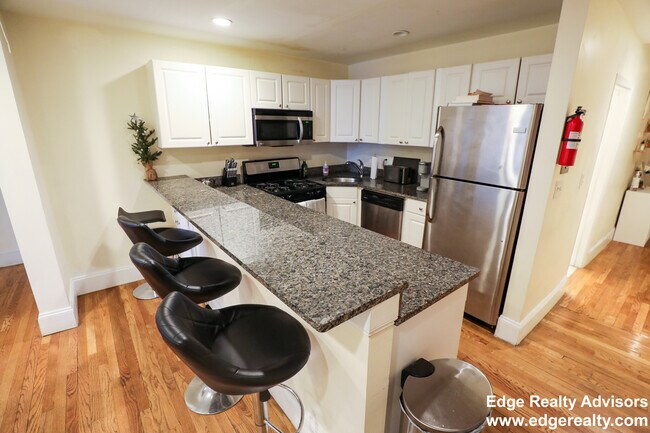 324 Saint Paul St, Unit 1 in Brookline, MA - Foto de edificio - Building Photo