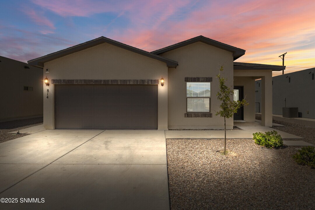 814 Magnolia Park St in Santa Teresa, NM - Building Photo
