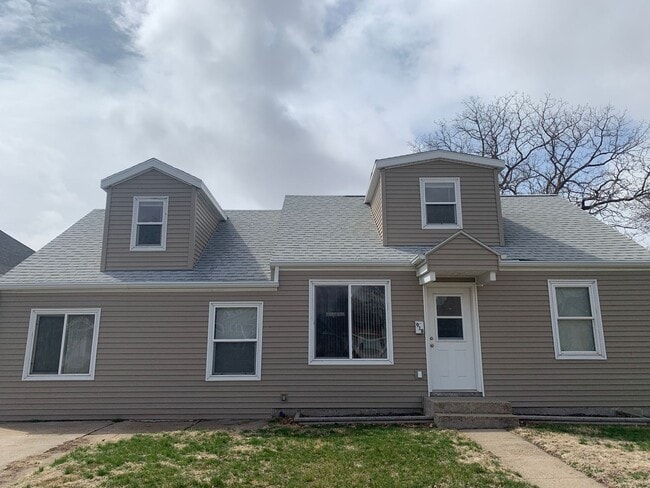property at 918 S 1st St