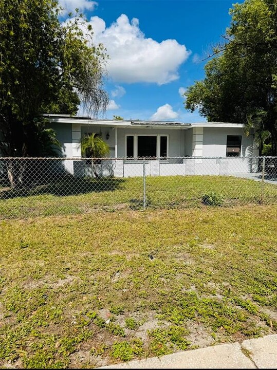 10620 N 27th St in Tampa, FL - Building Photo