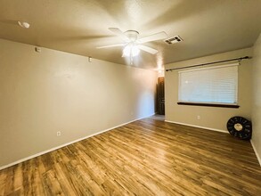 2117 SW 77th Pl-Unit -2120 sw 76 in Oklahoma City, OK - Building Photo - Building Photo