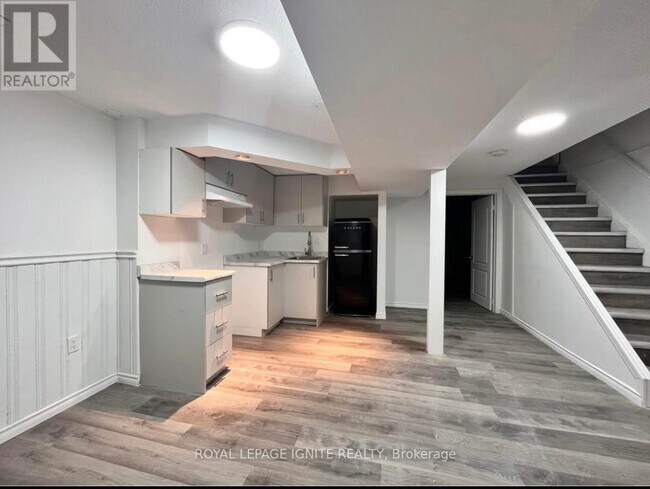 1068 Pepperbush Ct in Oshawa, ON - Building Photo - Building Photo