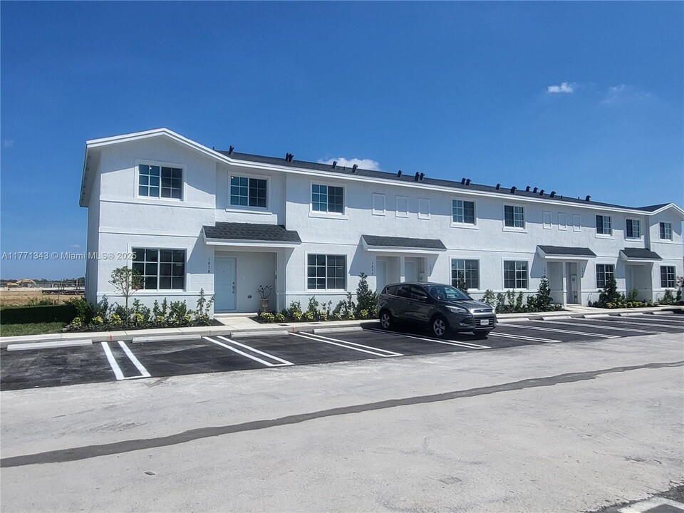 1054 W Davis Pkwy in Florida City, FL - Building Photo
