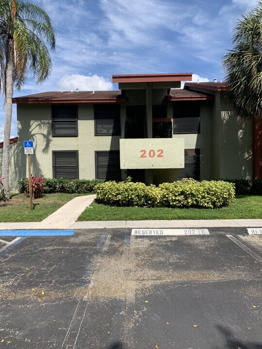 203 Lake Pointe Dr in Oakland Park, FL - Building Photo