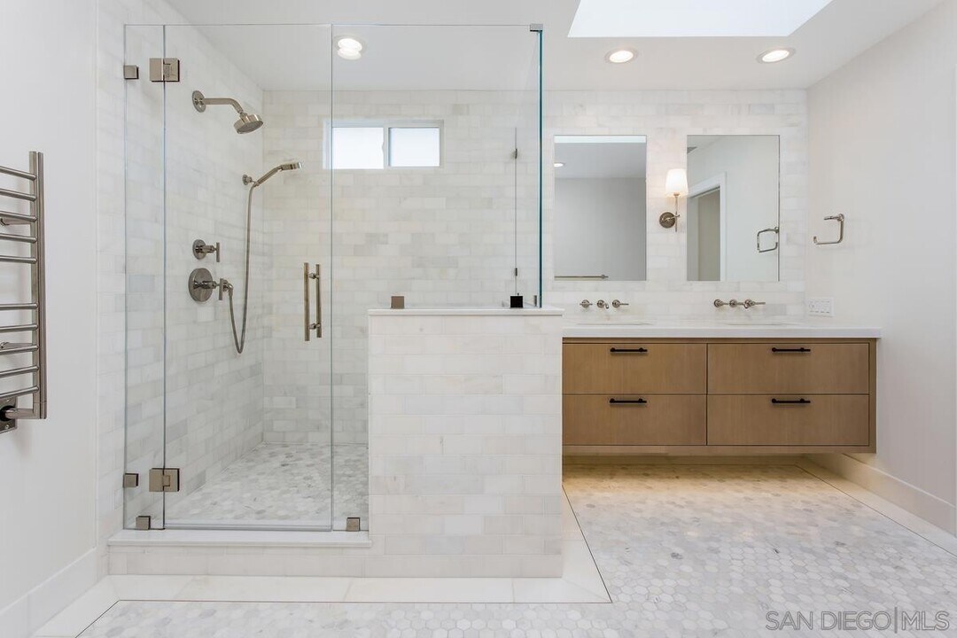 2460 Oakridge Cove in Del Mar, CA - Building Photo