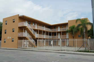 Bahia Apartments in Miami, FL - Building Photo - Building Photo