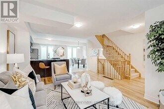 2280 Baronwood Dr in Oakville, ON - Building Photo - Building Photo