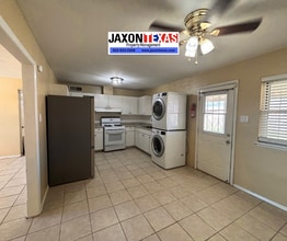 9329 Roanoke Dr in El Paso, TX - Building Photo - Building Photo